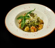 Спагетти в соусе песто с креветками