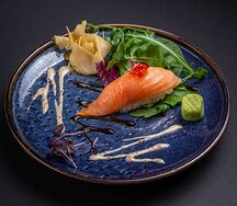 Суши-нигири с лососем