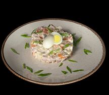 Оливье с ветчиной и перепелиным яйцом