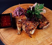 Цыплёнок гриль с салатом коул слоу