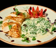 Стейк из куриной грудки под сливочным соусом со шпинатом