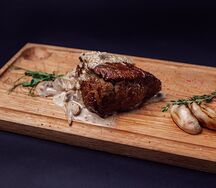 Стейк филе-миньон с перечным соусом