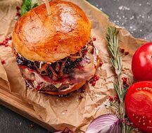 Бургер с говядиной и вишнёвым вареньем