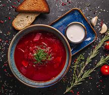 Борщ со сметаной и зеленью