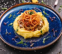 Бефстроганов из телятины с картофельным пюре