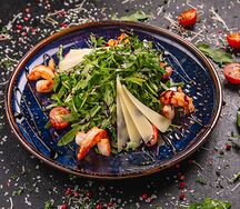Салат руккола с креветками