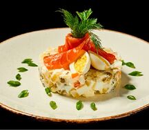 Оливье с лососем и перепелиным яйцом