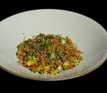 Рис с овощами под соевым соусом