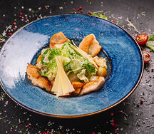 Салат Цезарь с куриной грудкой