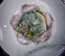 Микс салатов с ростбифом