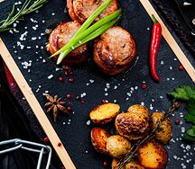 Медальоны из свинины в беконе с картофелем