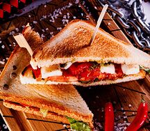 Сэндвич с томатами и моцареллой