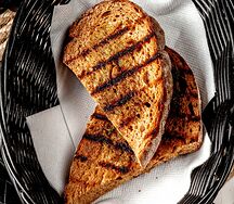 Хрустящий хлеб на гриле с травами