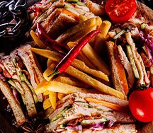 Клаб-сэндвич с курицей и картофелем фри