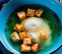 Куриный бульон с яйцом и гренками