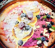 Сырники с ягодами и сливками