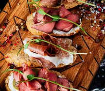 Дуэт брускетт мясной с пастрами, хамоном и соусом песто