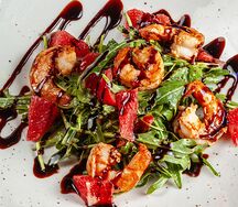 Салат из рукколы, креветок и грейпфрута с цитрусовой заправкой