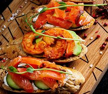 Дуэт брускетт рыбный с семгой, креветками и соусом гуакомоле