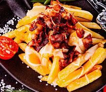 Фри под сырной лавой с беконом