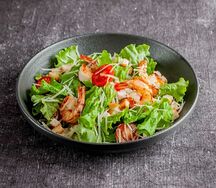 Салат Цезарь с креветками