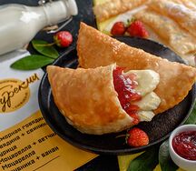Чебурек с клубникой и бананом