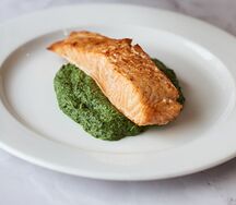 Форель со шпинатом в сливочном соусе