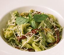 Паста с песто и креветками