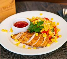 Куриная грудка с жареными овощами и соусом сладкий чили