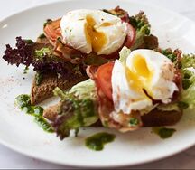 Яйцо пашот с беконом и соус песто