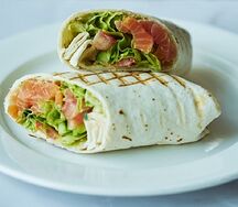 Ролл с лососем, овощами и мягким сыром