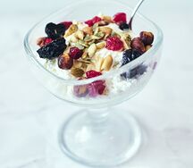 Творог с орехами и сухофруктами