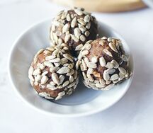 Конфета из фиников и вишни