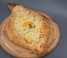 Хачапури по-аджарски с посыпкой сырное ассорти