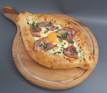 Хачапури по-аджарски с беконом и зеленью
