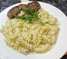 Макароны с котлетой