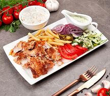 Шаурма на тарелке с рисом