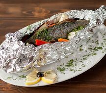Дорадо, запеченная с овощами в фольге