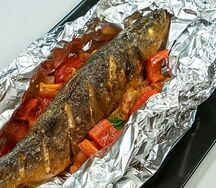 Форель, запеченная с овощами в фольге