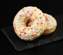 Донат с посыпкой конфетти