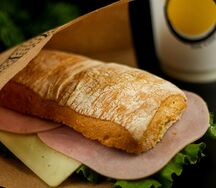 Сэндвич с ветчиной и сыром на булочке панини