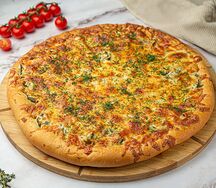 Пицца с солёными огурцами и курицей