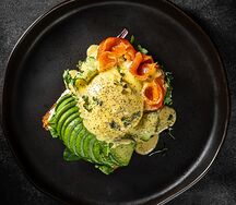 Бриошь с лососем и яйцом пашот 