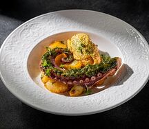 Осьминог с соусом ромеско