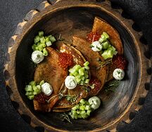 Блинчики с икрой и нежным сыром