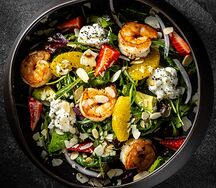 Салат с креветками и клубникой