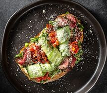 Брускетта с ростбифом