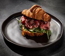 Круассан с ростбифом