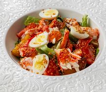 Салат с камчатским крабом и красной икрой