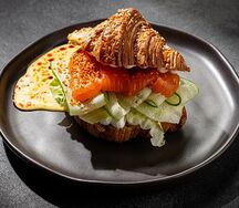 Круассан с лососем